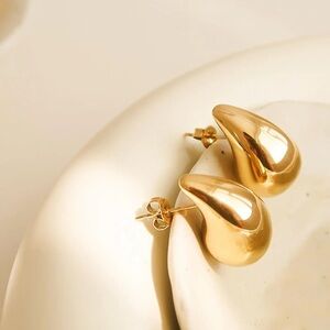 Elegant Gold Teardrop Earrings
